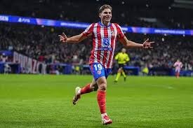 威利·梅斯在其职业生涯中累计获得了 12 座金手套奖，防守与打击同样卓越